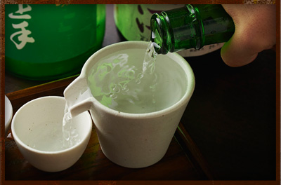 お酒を飲みながら